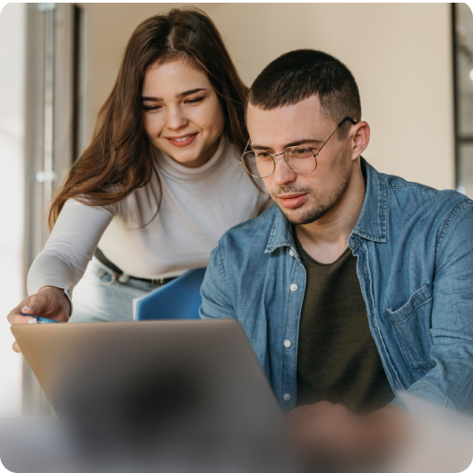 Pessoas visualizando sistema